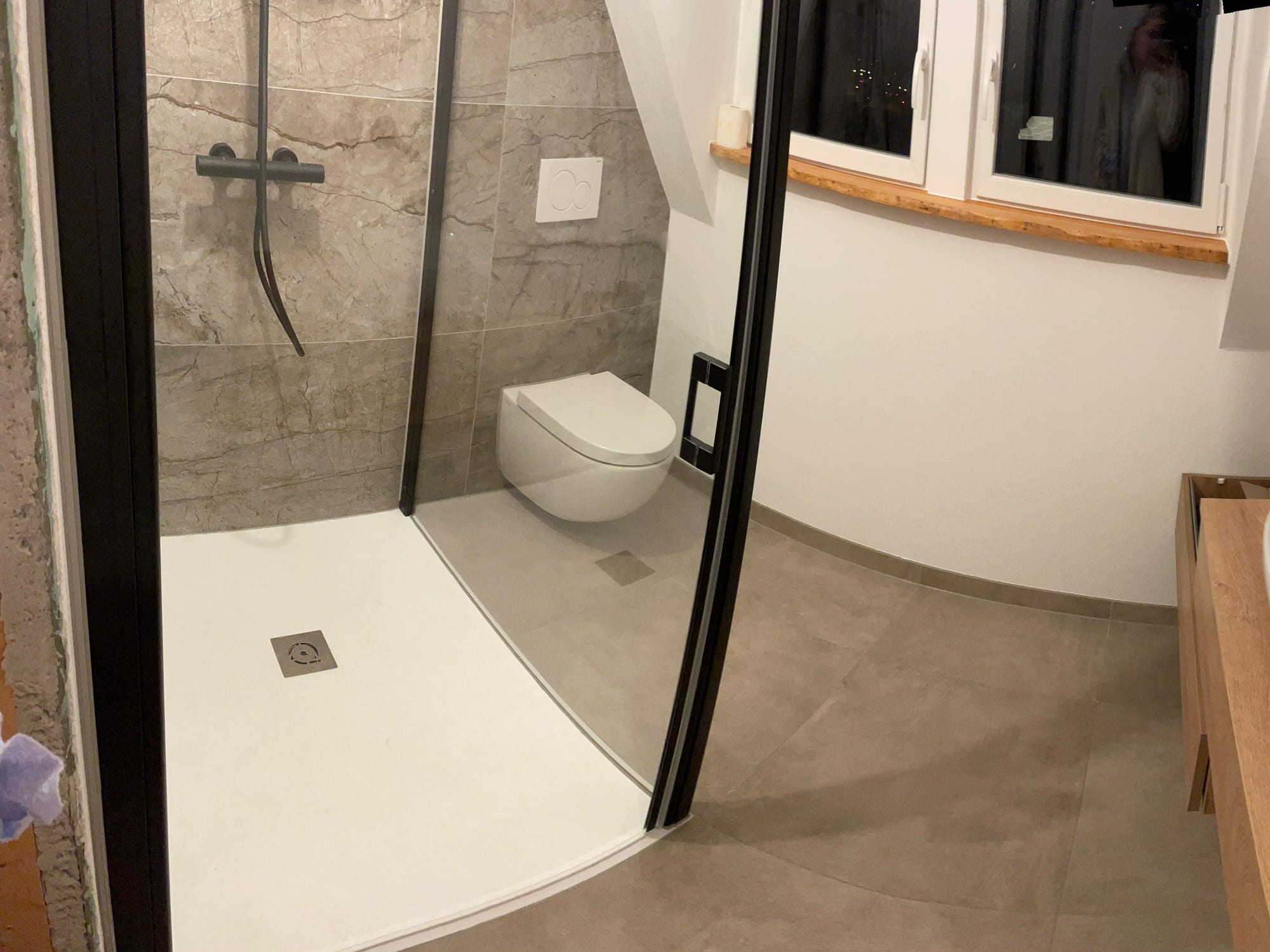 Neu saniertes Badezimmer mit bodengleicher Dusche in Wolfstein (Raum Kaiserslautern) – schwarze Armaturen und Holz-Waschtisch vom Meisterbetrieb Jonas Strunk