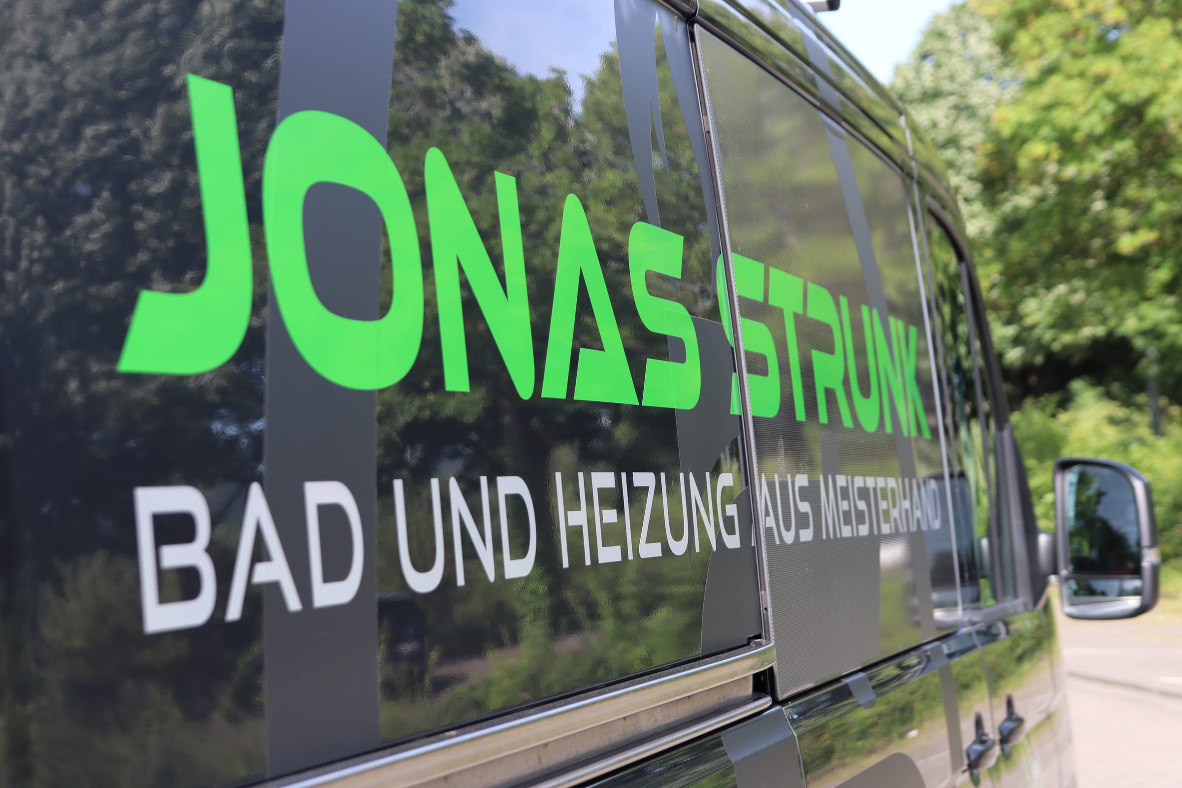 Firmenfahrzeug des Meisterbetriebs Jonas Strunk mit dem Schriftzug „Bad und Heizung aus Meisterhand“